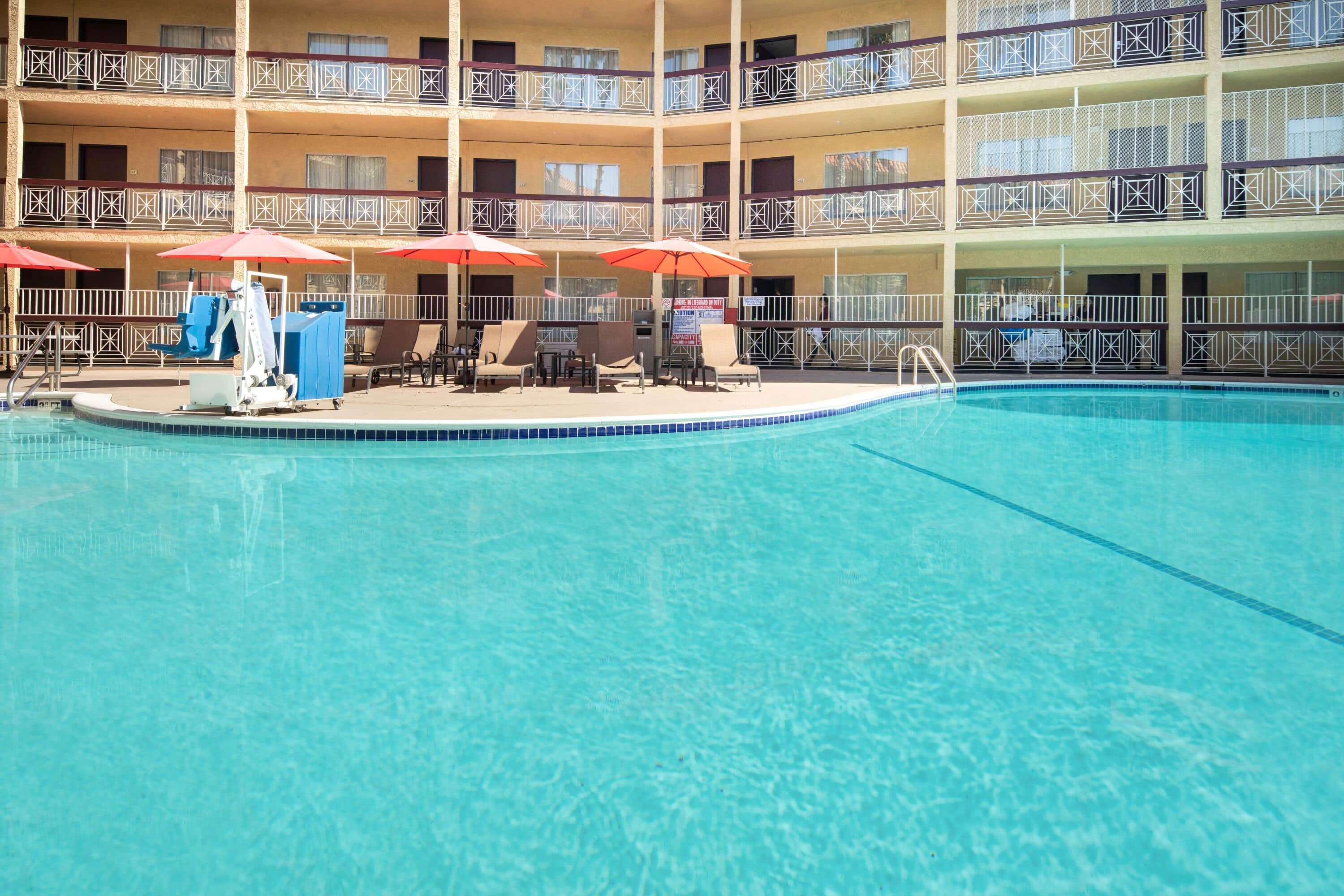 รามาดา บาย วินด์แฮม เบอร์แบงก์ แอร์พอร์ต Hotel ภายนอก รูปภาพ