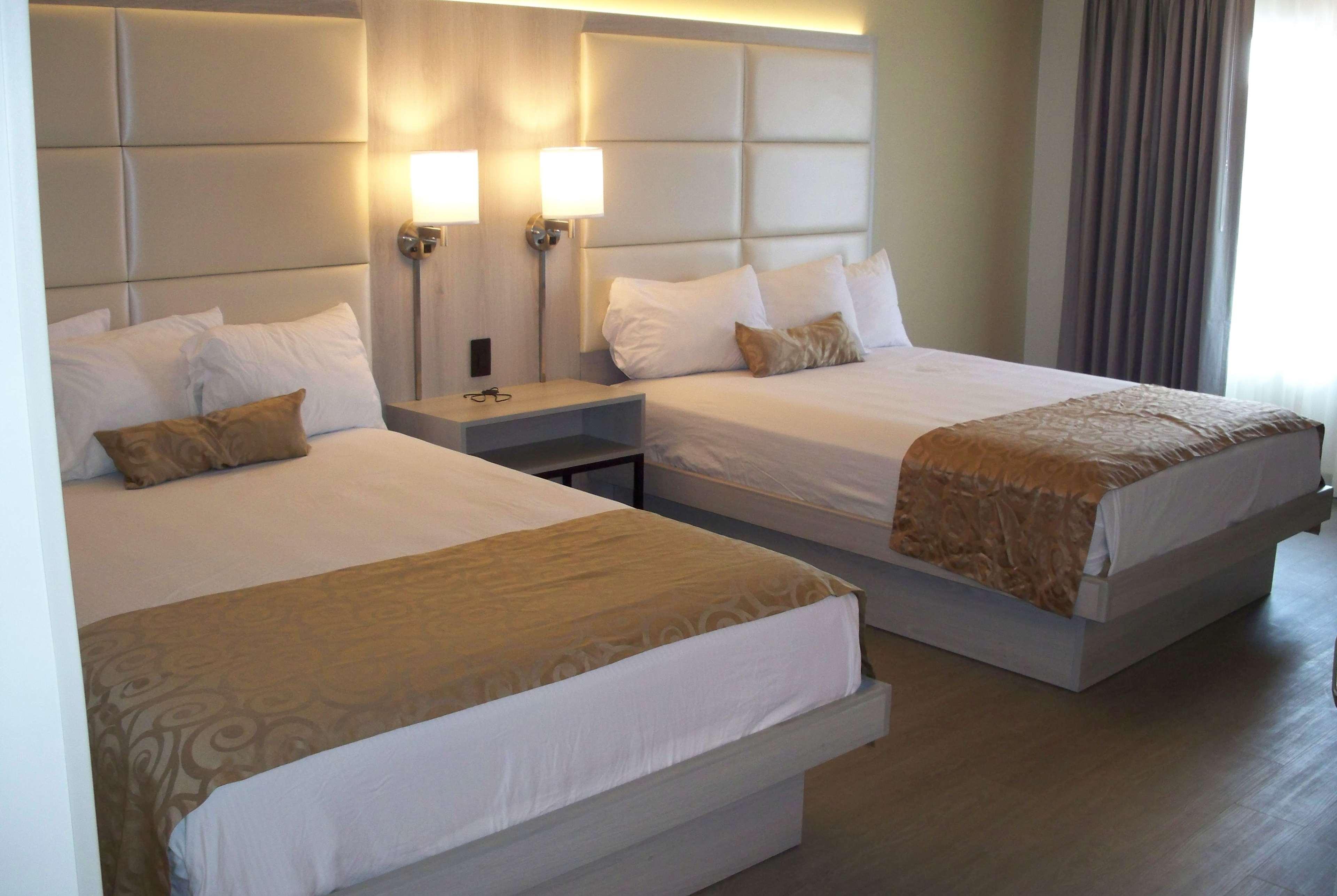 รามาดา บาย วินด์แฮม เบอร์แบงก์ แอร์พอร์ต Hotel ภายนอก รูปภาพ