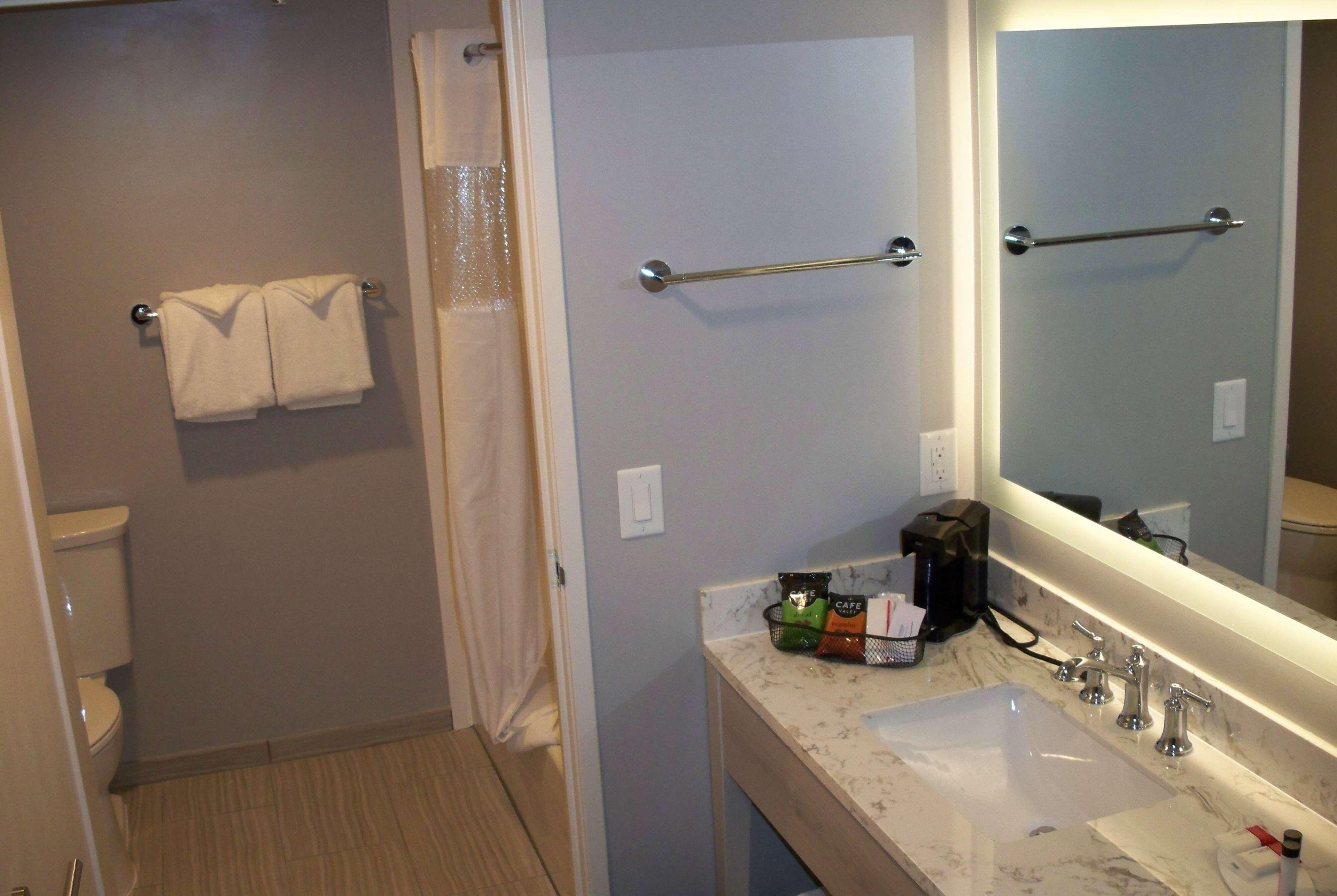รามาดา บาย วินด์แฮม เบอร์แบงก์ แอร์พอร์ต Hotel ภายนอก รูปภาพ
