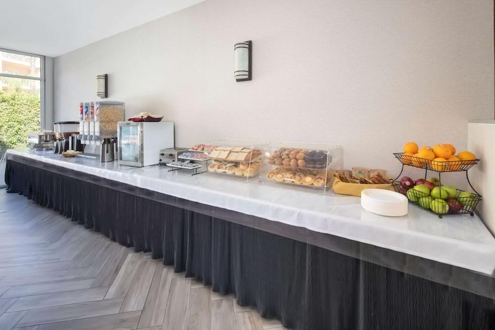 รามาดา บาย วินด์แฮม เบอร์แบงก์ แอร์พอร์ต Hotel ภายนอก รูปภาพ