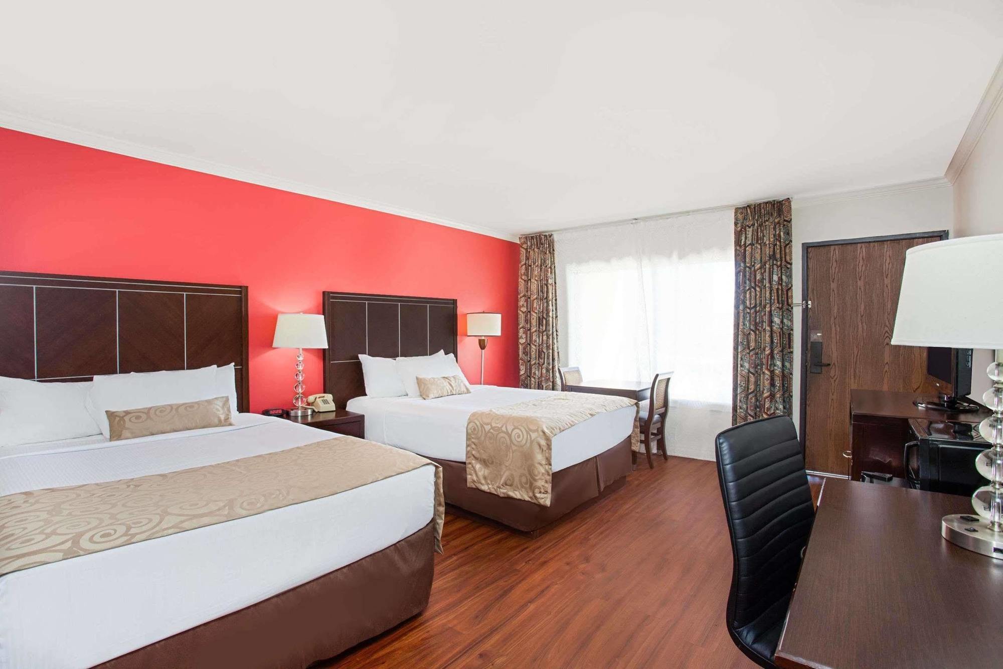 รามาดา บาย วินด์แฮม เบอร์แบงก์ แอร์พอร์ต Hotel ภายนอก รูปภาพ