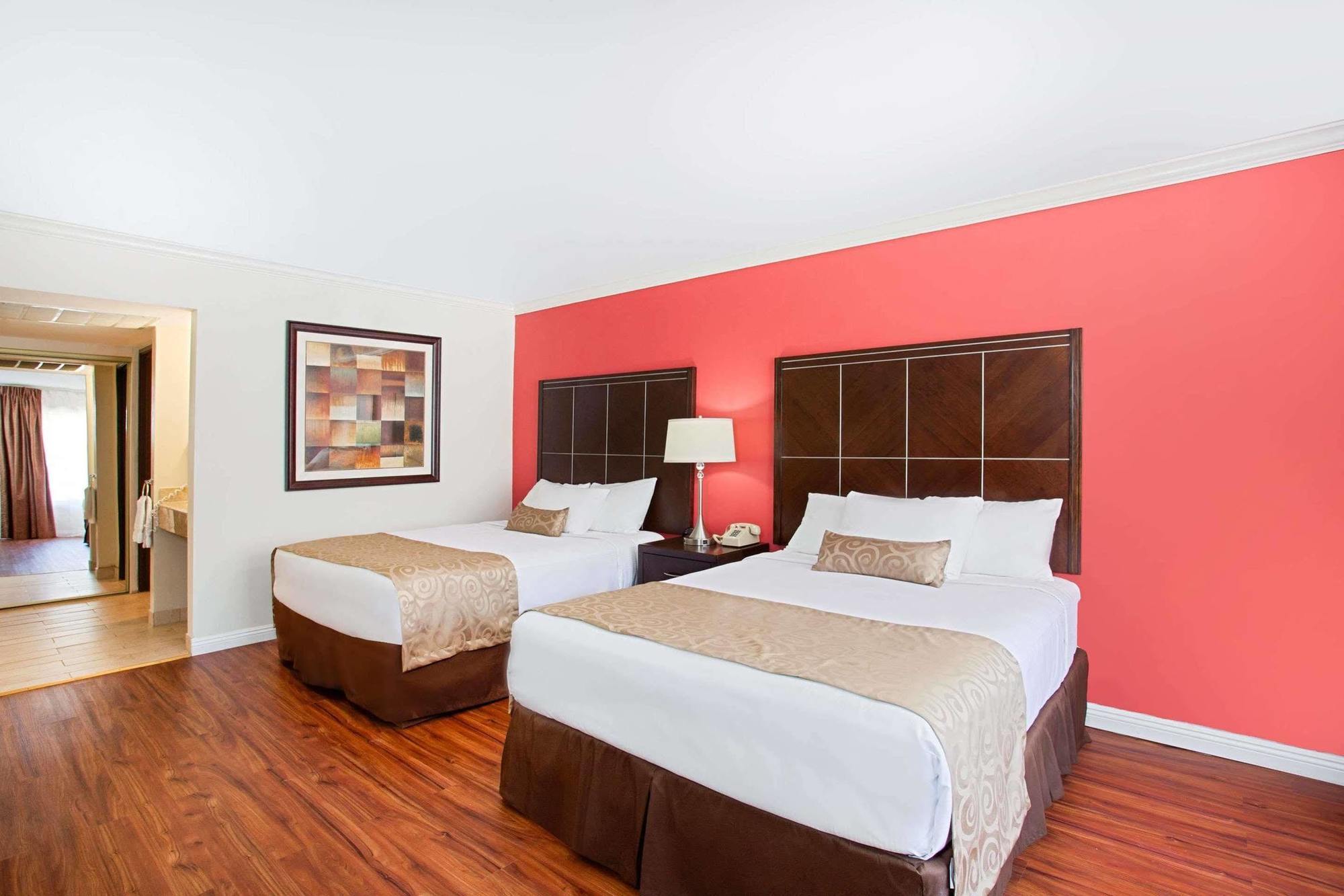 รามาดา บาย วินด์แฮม เบอร์แบงก์ แอร์พอร์ต Hotel ภายนอก รูปภาพ
