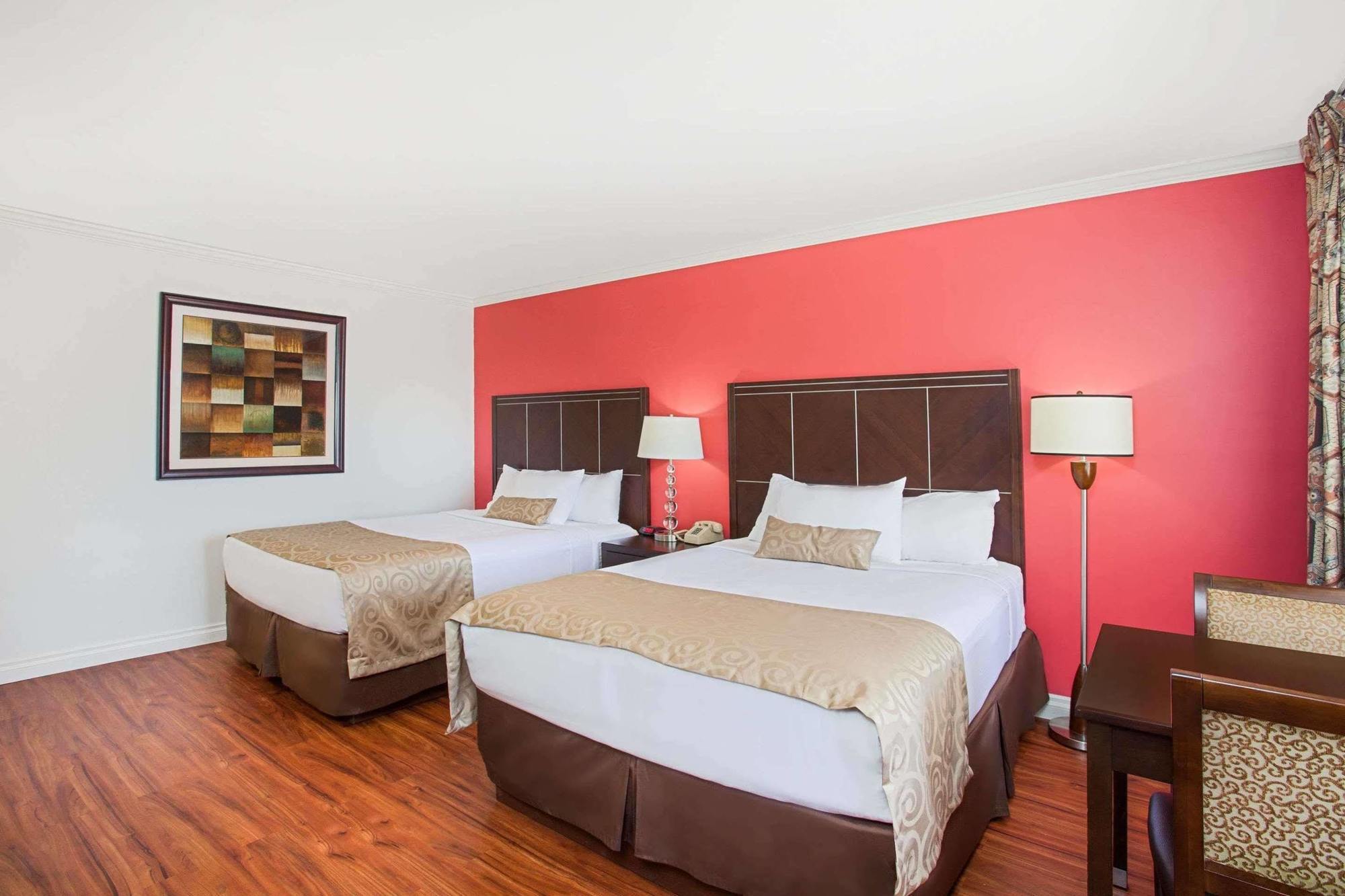 รามาดา บาย วินด์แฮม เบอร์แบงก์ แอร์พอร์ต Hotel ภายนอก รูปภาพ