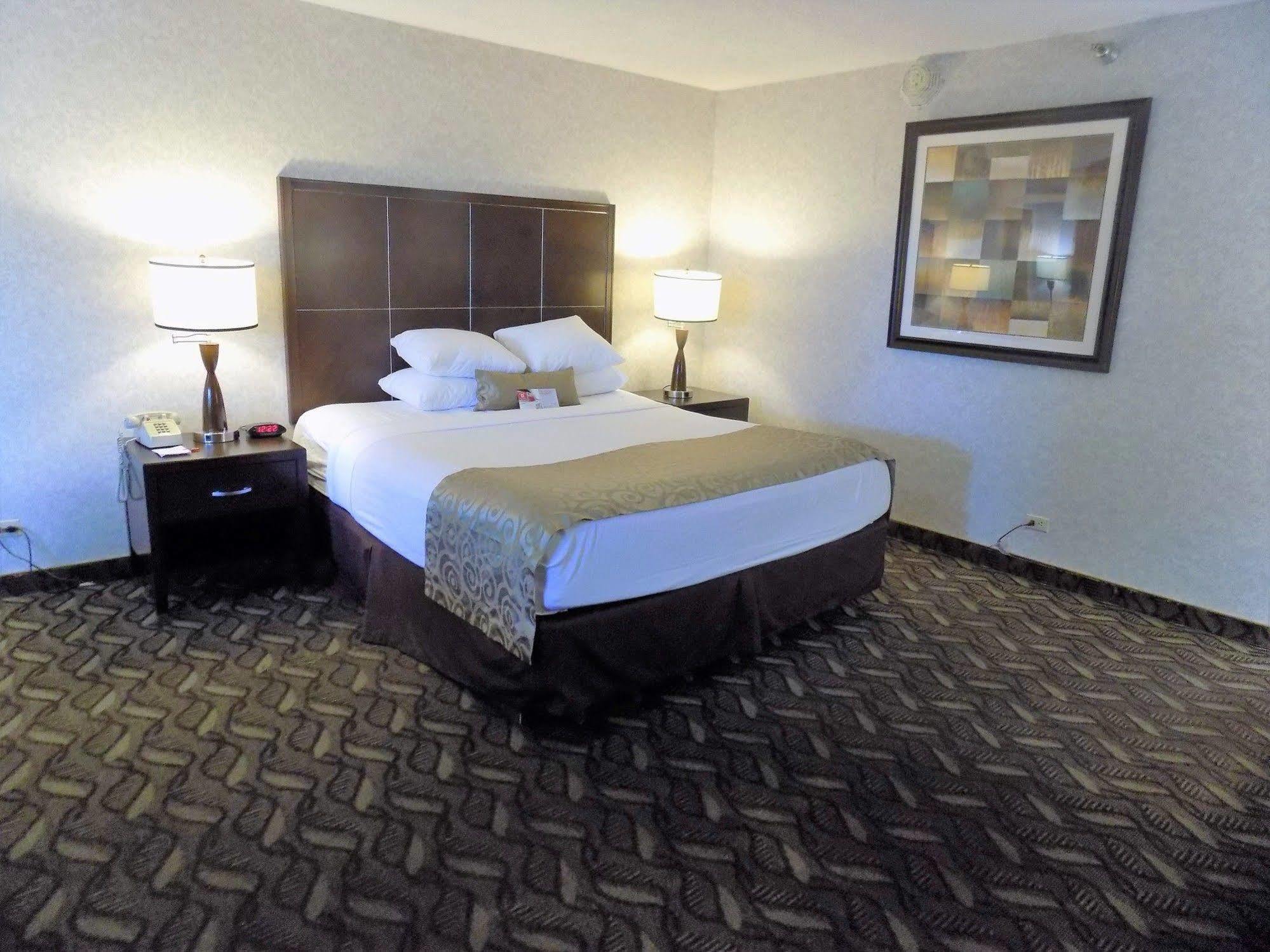 รามาดา บาย วินด์แฮม เบอร์แบงก์ แอร์พอร์ต Hotel ภายนอก รูปภาพ