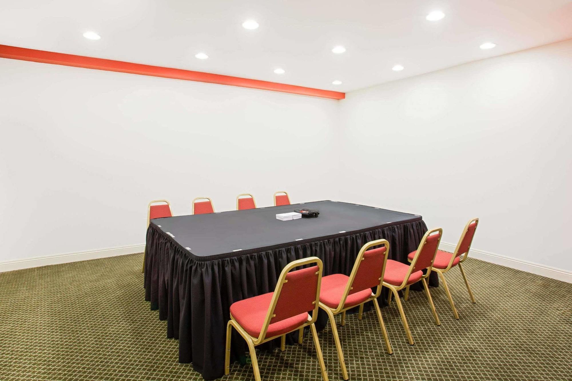 รามาดา บาย วินด์แฮม เบอร์แบงก์ แอร์พอร์ต Hotel ภายนอก รูปภาพ