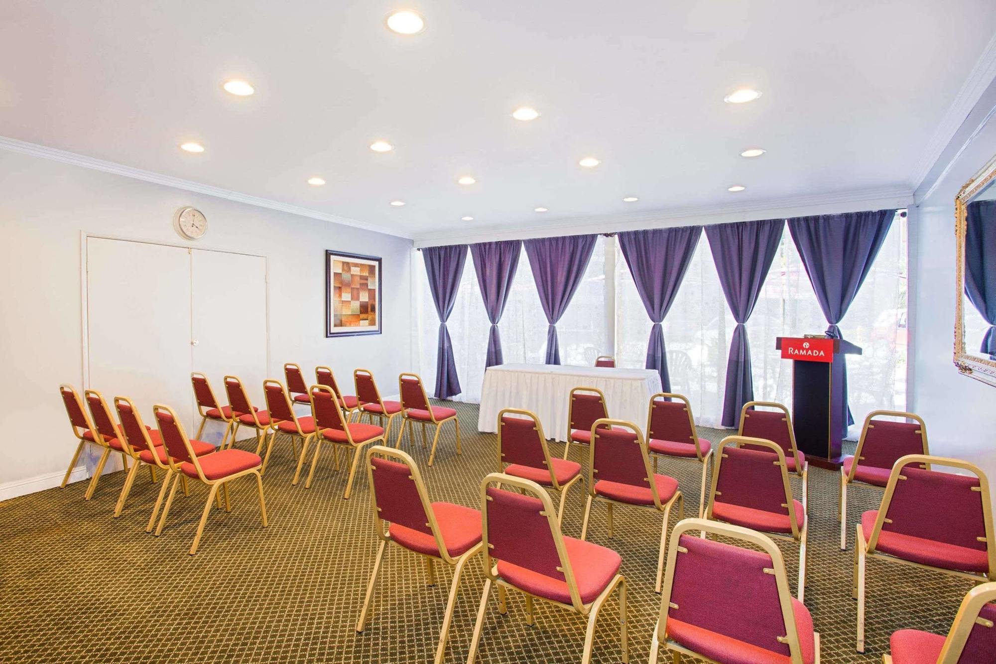 รามาดา บาย วินด์แฮม เบอร์แบงก์ แอร์พอร์ต Hotel ภายนอก รูปภาพ