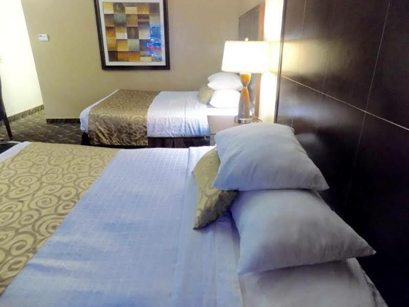 รามาดา บาย วินด์แฮม เบอร์แบงก์ แอร์พอร์ต Hotel ภายนอก รูปภาพ
