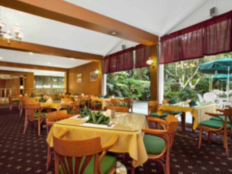 รามาดา บาย วินด์แฮม เบอร์แบงก์ แอร์พอร์ต Hotel ภายนอก รูปภาพ