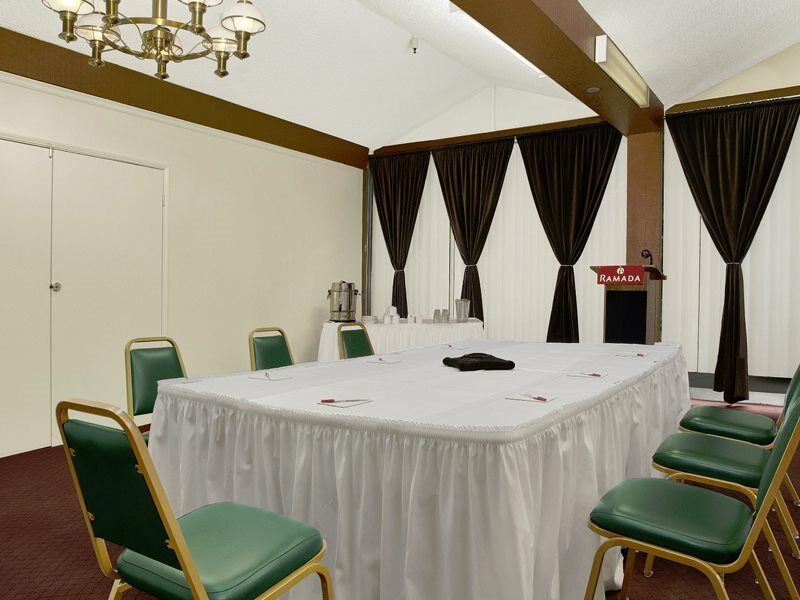 รามาดา บาย วินด์แฮม เบอร์แบงก์ แอร์พอร์ต Hotel ภายนอก รูปภาพ