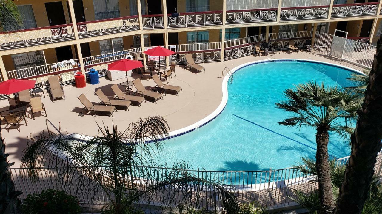 รามาดา บาย วินด์แฮม เบอร์แบงก์ แอร์พอร์ต Hotel ภายนอก รูปภาพ